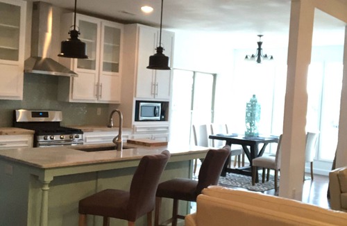 Guntersville House | A NEWER UPSCALE LAKEFRONT HOME WITH POOL