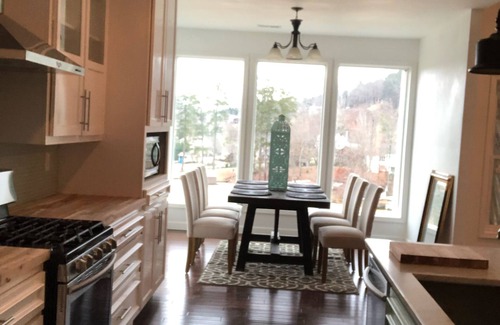 Guntersville House | A NEWER UPSCALE LAKEFRONT HOME WITH POOL