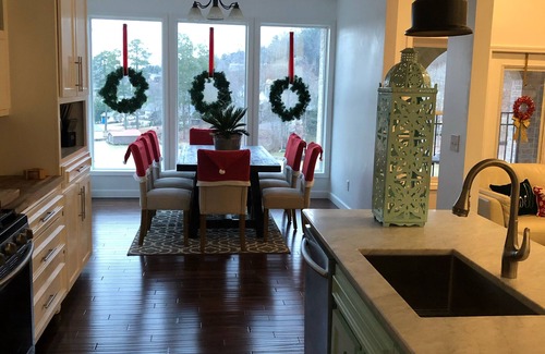 Guntersville House | A NEWER UPSCALE LAKEFRONT HOME WITH POOL