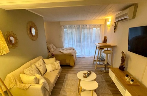 Salon-de-Provence Apartment | A Night in Provence Jacuzzi