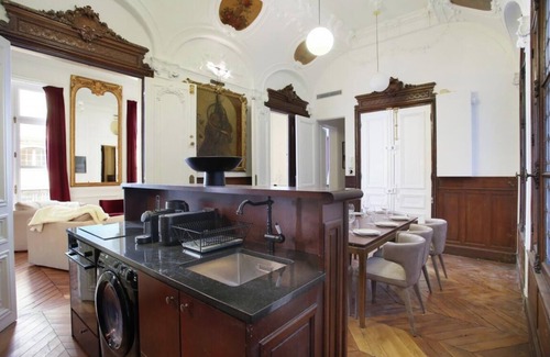 Les Halles Apartment | A PARISIAN CHARM JUST STEPS FROM THE ICONIC LOUVRE MUSEUM AT RUE DE L'ORATOIRE