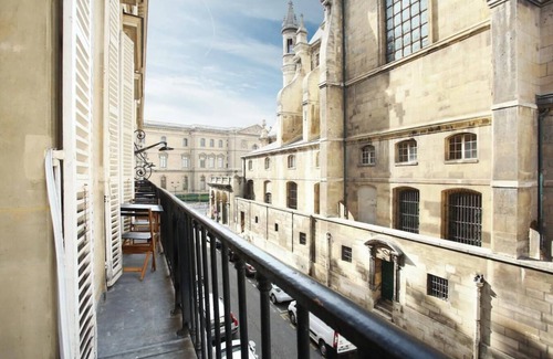 Les Halles Apartment | A PARISIAN CHARM JUST STEPS FROM THE ICONIC LOUVRE MUSEUM AT RUE DE L'ORATOIRE