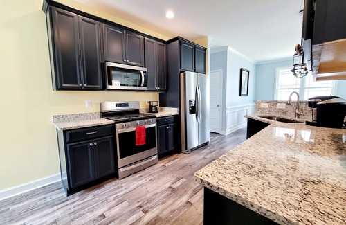 Issue House | A Peaceful Escape just minutes away from the Beach Great Location & Spacious