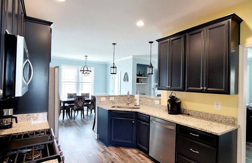 Issue House | A Peaceful Escape just minutes away from the Beach Great Location & Spacious
