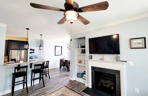 Issue House | A Peaceful Escape just minutes away from the Beach Great Location & Spacious