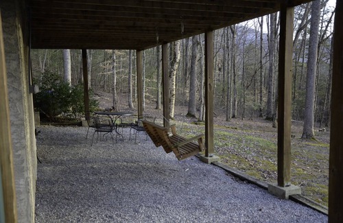 Gatlinburg - Pigeon Forge Cabin | "A PEACEFUL RETREAT" , 2 miles from entrance of Beautiful " FootHills Parkway",