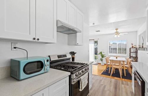 Walnut Valley House | A Pet Friendly 3BR/2BA Queen Suite in West Covina