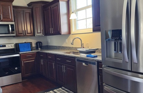 Maysville House | A picturesque getaway in a peaceful countryside lake setting.