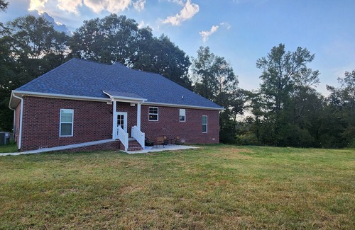 Maysville House | A picturesque getaway in a peaceful countryside lake setting.