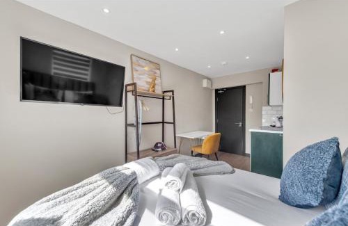 Shacklewell Apartment | A Place to Dream: Airy Studio in Serene Locale