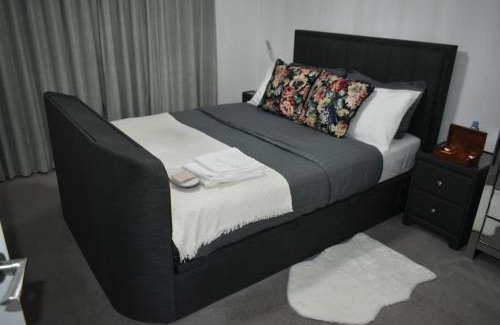 Bromley North House | A private en-suite bedroom in Bromley-by-Bow