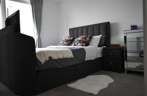 Bromley North House | A private en-suite bedroom in Bromley-by-Bow