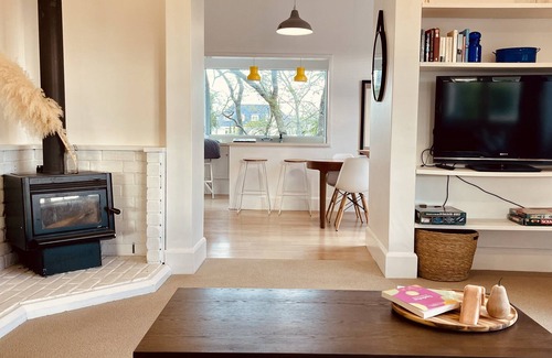 Bluff Hill House | A private, quiet home centrally located on Napier's Bluff Hill