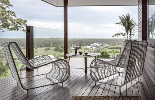 Ewingsdale Villa | A Private Studio Retreat with Hinterland Views