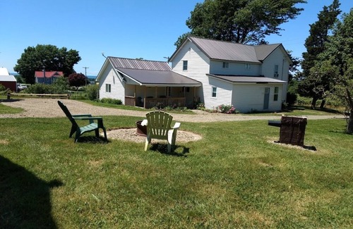 Ripley Apartment | A quiet country setting on a working grape farm.