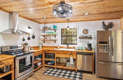 Bryson City Cabin | A Quiet Getaway in a True "Mountain Cabin" with all the Amenities!