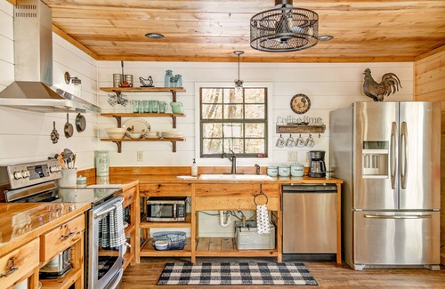 Bryson City Cabin | A Quiet Getaway in a True "Mountain Cabin" with all the Amenities!