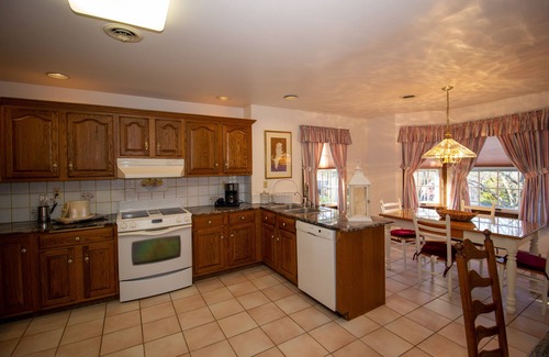 Stroudsburg House | A quiet mountaintop retreat with all the comforts of home!