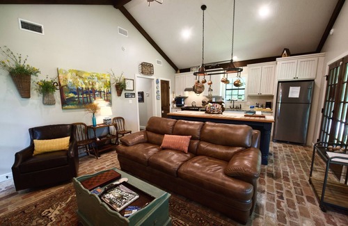 Laurel Cottage | A quiet peaceful getaway that is surrounded by beautiful trees and wild life.