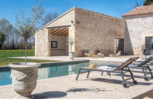 Raphele-les-Arles House | A renovated property near Arles – Sleeps 10