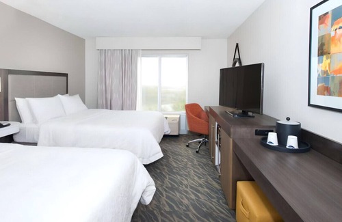 Roanoke House | A Restful Stay w/ Two Queen Beds! Pets Allowed