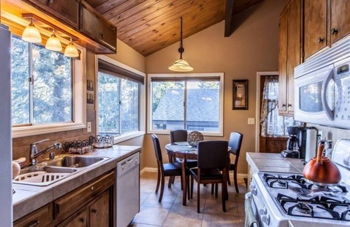 Twin Peaks Cabin | "A RETREAT CABIN PERFECT TO RELAX"