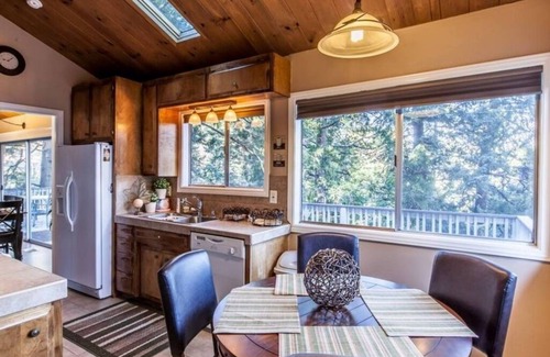 Twin Peaks Cabin | "A RETREAT CABIN PERFECT TO RELAX"