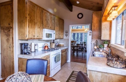 Twin Peaks Cabin | "A RETREAT CABIN PERFECT TO RELAX"