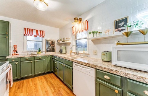 Wichita Apartment | A Retro Retreat for Shaken or Stirred Memories!