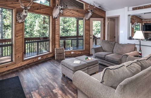 Ruidoso Cabin | A River Runs Through It, 4 Bedroom, Hot Tub, AC, Wooded, 4 TVs, Pets Allowed