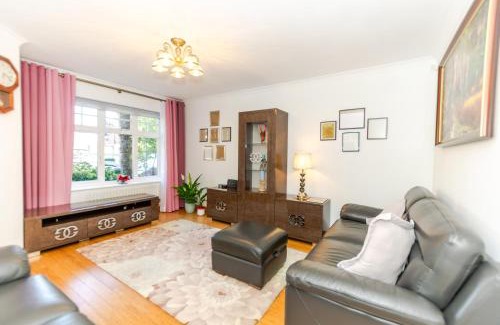 Thamesmead House | A Riverside Paradise in The City w Garden and Free Parking - A 2 Bed Home in London Sleeps 4!