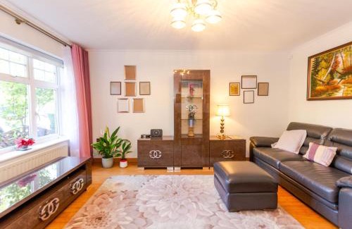 Thamesmead House | A Riverside Paradise in The City w Garden and Free Parking - A 2 Bed Home in London Sleeps 4!