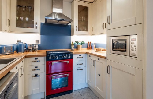 Stow-on-the-Wold Cottage | A romantic, light and airy Cotswold holiday Cottage - School House Cottage