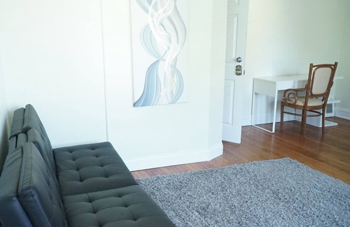 Mayfair Apartment | A room close to O’hare airport