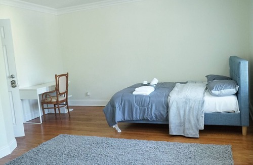 Mayfair Apartment | A room close to O’hare airport