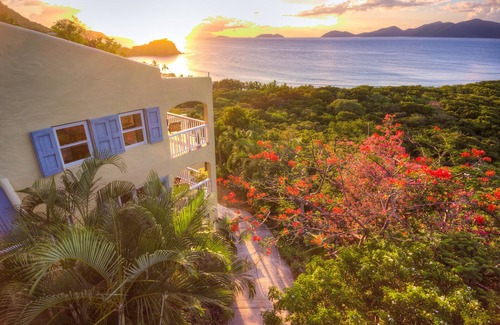 Belmont Villa | A Secluded "Walk to Beach" Villa