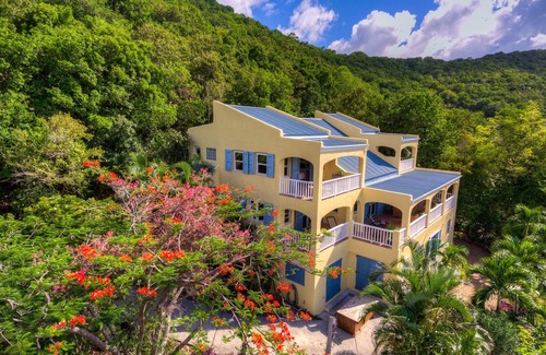 Belmont Villa | A Secluded "Walk to Beach" Villa