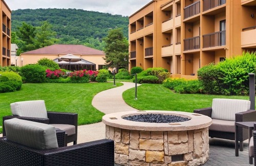 Mahwah House | A short drive from Greenwood Lake Airport! 2 Family-friendly Units! FREE Parking