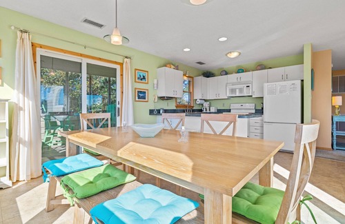 Tuckahoe House | A Sign of the Seahorse: Community Pool, Pickleball Courts, 1 Dog-friendly, Hot Tub