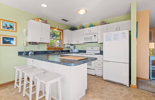Tuckahoe House | A Sign of the Seahorse: Community Pool, Pickleball Courts, 1 Dog-friendly, Hot Tub