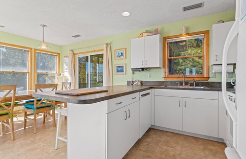 Tuckahoe House | A Sign of the Seahorse: Community Pool, Pickleball Courts, 1 Dog-friendly, Hot Tub