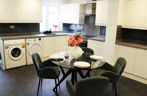 Two Mile Ash House | A spacious 4 bedroom house equipped with modern amenities and free parking.