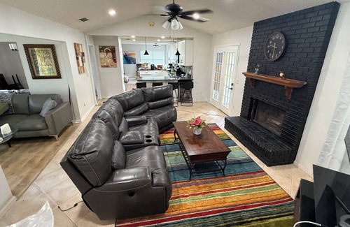 Del Rio House | A Spacious Home for a special family in Jacksonville with a lot of amenities