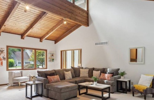 Roswell House | A Spacious Home w/ Cabin Vibes