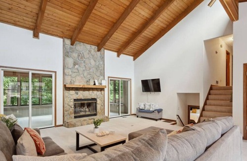 Roswell House | A Spacious Home w/ Cabin Vibes