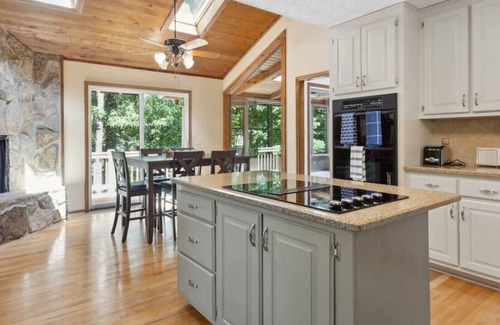 Roswell House | A Spacious Home w/ Cabin Vibes