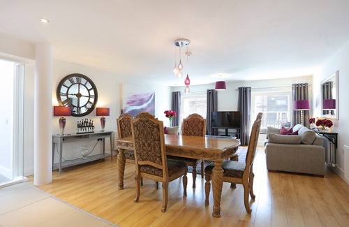 West End Apartment | A spacious open plan apartment, in an unbeatable city-centre location. Sleeps 4.