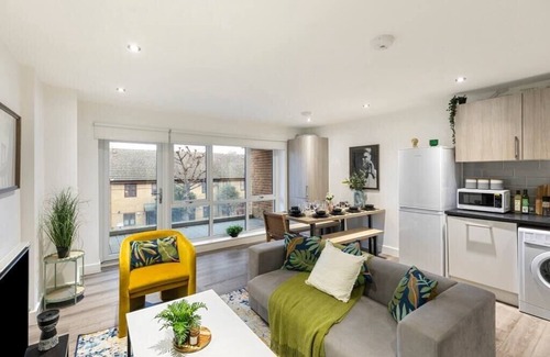 Leyton Apartment | A Splash of Color: Spacious and Funky 3-BR Flat