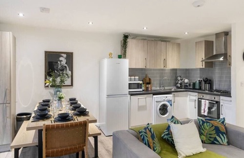 Leyton Apartment | A Splash of Color: Spacious and Funky 3-BR Flat