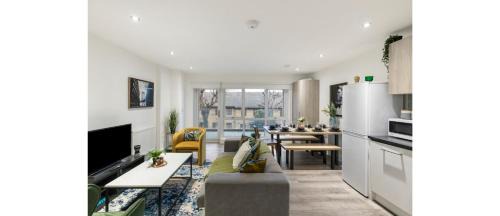 Leyton Apartment | A Splash of Color: Spacious & Funky 3-BR Flat